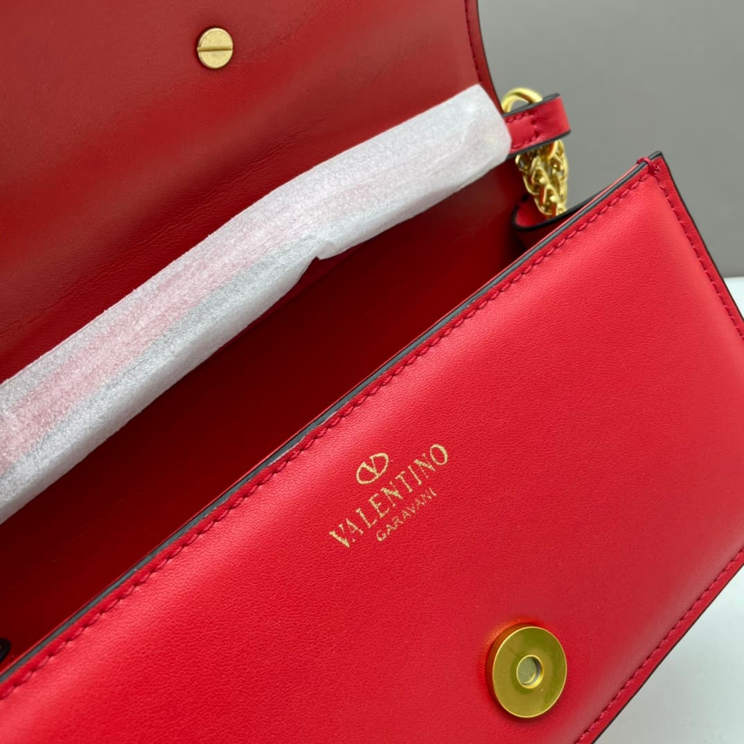 C8247 Small size [520 Selection] VALENTINO Huajia’s MINILOCO calfskin product. Composed of metal chains and fine leather, it features a unique double handle design. It can also be converted into a handbag by removing the handle. With multiple styling opti — image 8