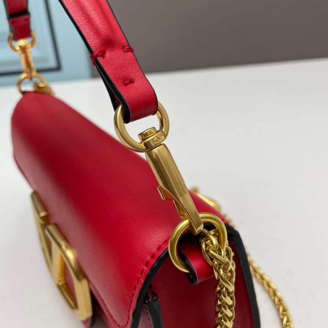 C8247 Small size [520 Selection] VALENTINO Huajia’s MINILOCO calfskin product. Composed of metal chains and fine leather, it features a unique double handle design. It can also be converted into a handbag by removing the handle. With multiple styling opti — image 6