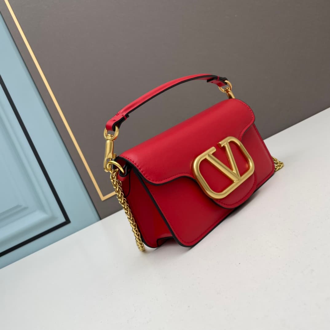 C8247 Small size [520 Selection] VALENTINO Huajia’s MINILOCO calfskin product. Composed of metal chains and fine leather, it features a unique double handle design. It can also be converted into a handbag by removing the handle. With multiple styling opti — image 2