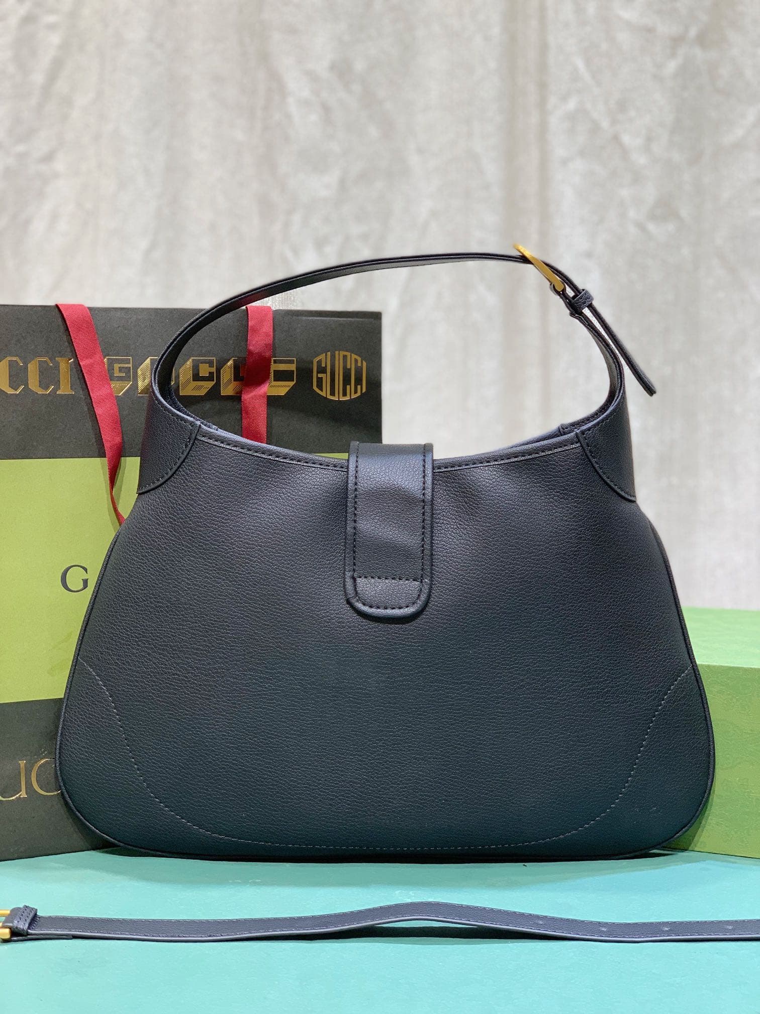 C3994 GG 👉 The “Gu Cosmogonie” collection is presented at the historic Monte Carlo Palace in Italy. During the show, aesthetic elements from different eras and locations complement each other, connecting the past with the present. This new crescent-shaped — image 2