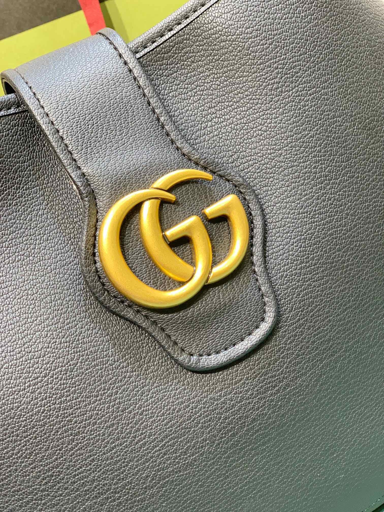 C3994 GG 👉 The “Gu Cosmogonie” collection is presented at the historic Monte Carlo Palace in Italy. During the show, aesthetic elements from different eras and locations complement each other, connecting the past with the present. This new crescent-shaped — image 3