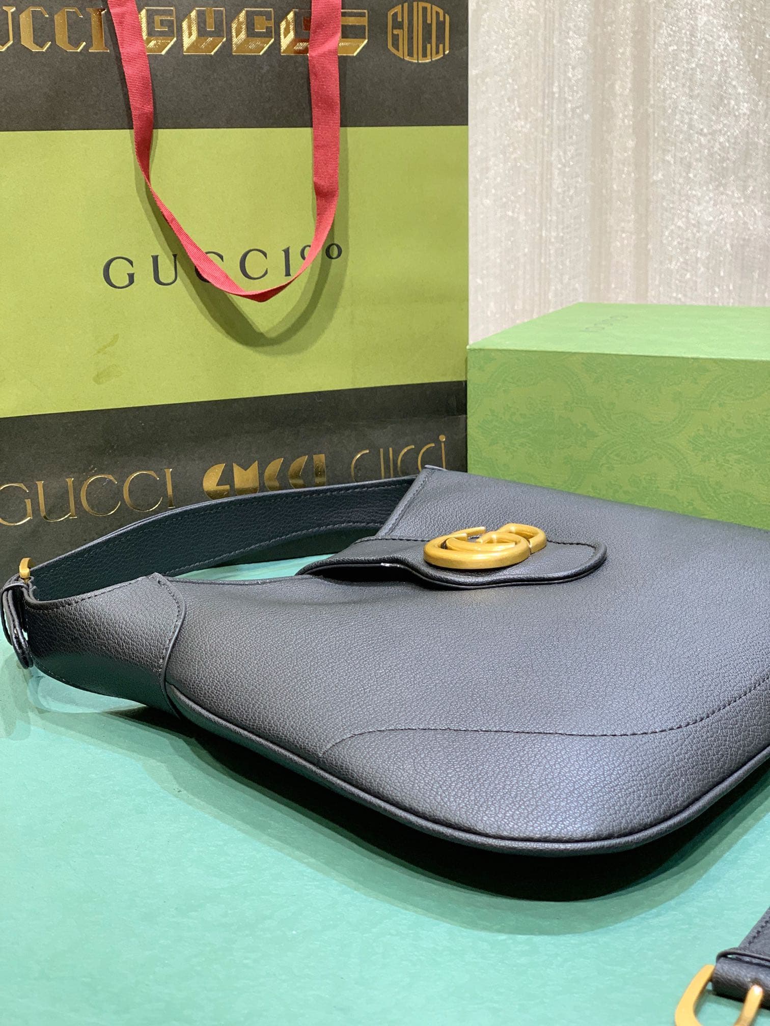 C3994 GG 👉 The “Gu Cosmogonie” collection is presented at the historic Monte Carlo Palace in Italy. During the show, aesthetic elements from different eras and locations complement each other, connecting the past with the present. This new crescent-shaped — image 7