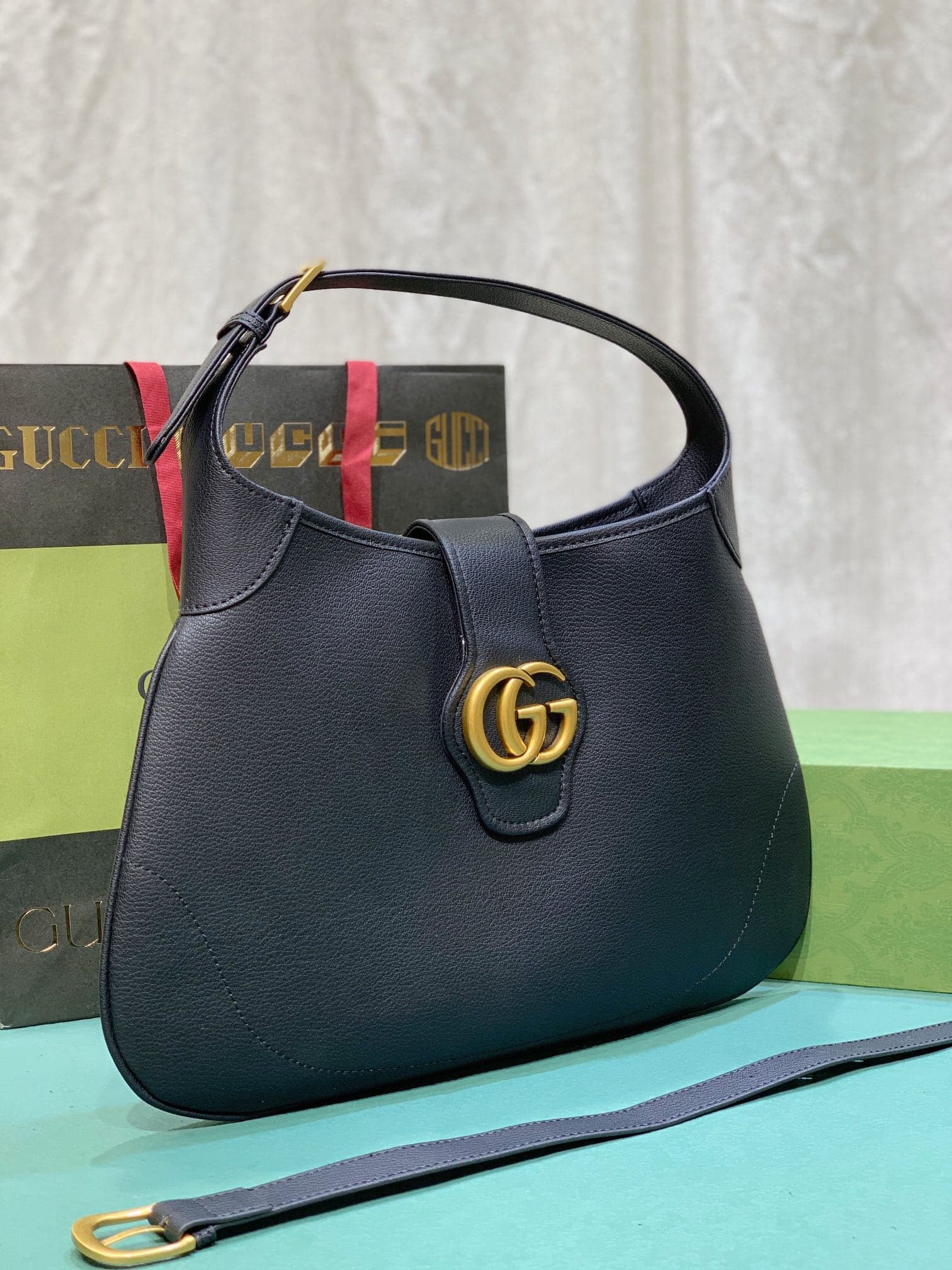 C3994 GG 👉 The “Gu Cosmogonie” collection is presented at the historic Monte Carlo Palace in Italy. During the show, aesthetic elements from different eras and locations complement each other, connecting the past with the present. This new crescent-shaped — image 6