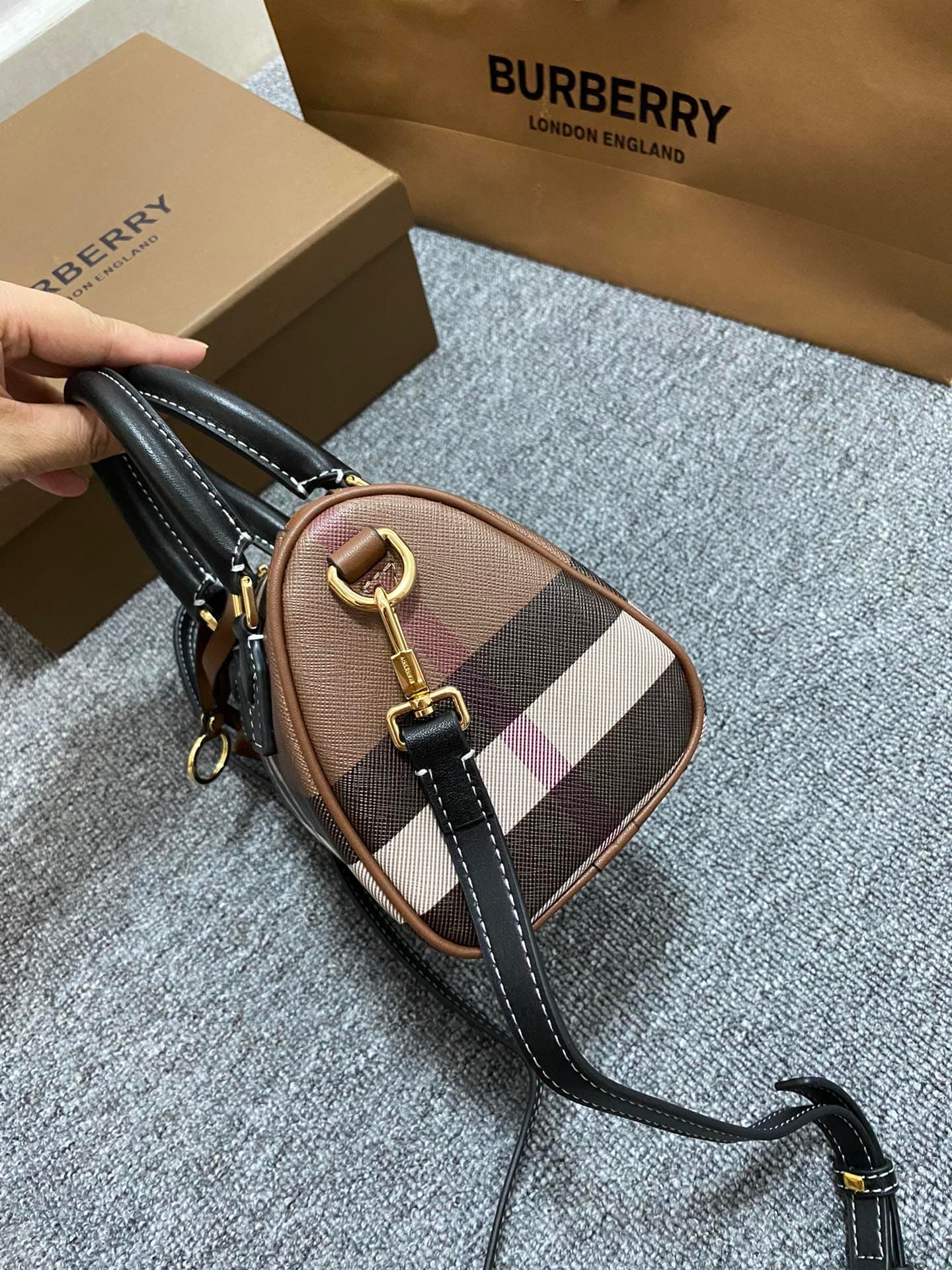 C72 💎💎280💎💎The latest Italian-made luggage from B’s brand features a check pattern material and ribbed leather. It has leather handles at the top, detachable and adjustable shoulder straps, zippers, as well as a leather-lined lock and a luggage tag. The l — image 6