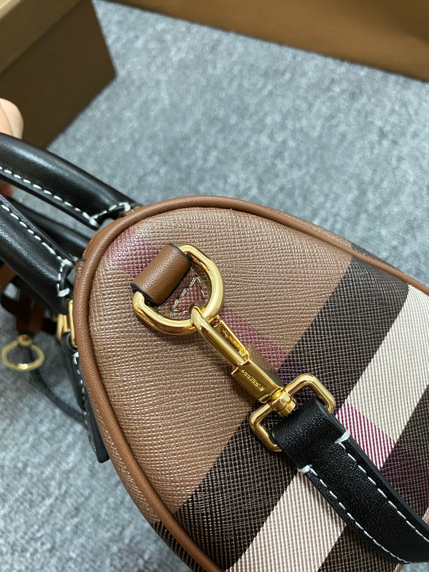 C72 💎💎280💎💎The latest Italian-made luggage from B’s brand features a check pattern material and ribbed leather. It has leather handles at the top, detachable and adjustable shoulder straps, zippers, as well as a leather-lined lock and a luggage tag. The l — image 5