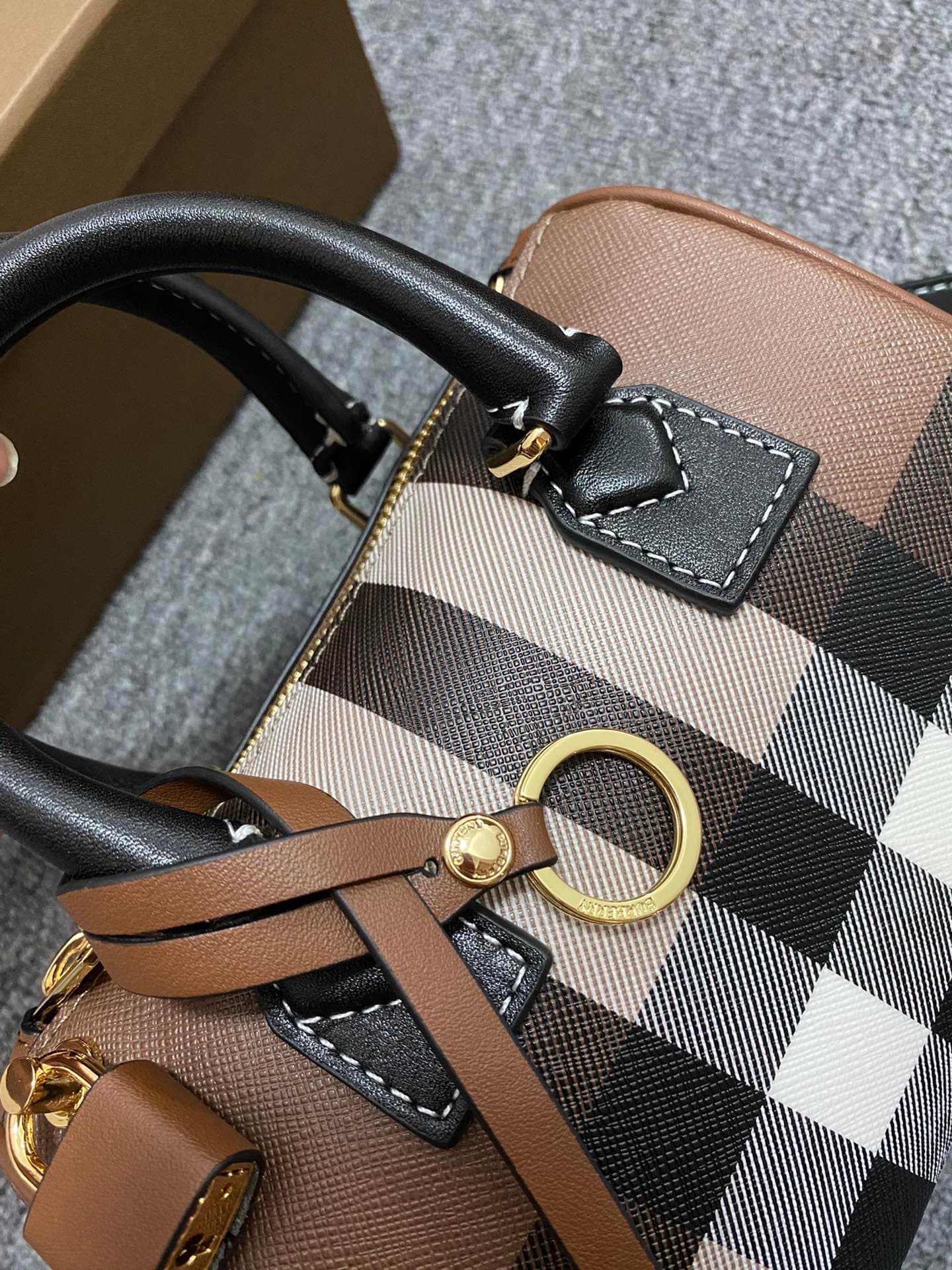 C72 💎💎280💎💎The latest Italian-made luggage from B’s brand features a check pattern material and ribbed leather. It has leather handles at the top, detachable and adjustable shoulder straps, zippers, as well as a leather-lined lock and a luggage tag. The l — image 2