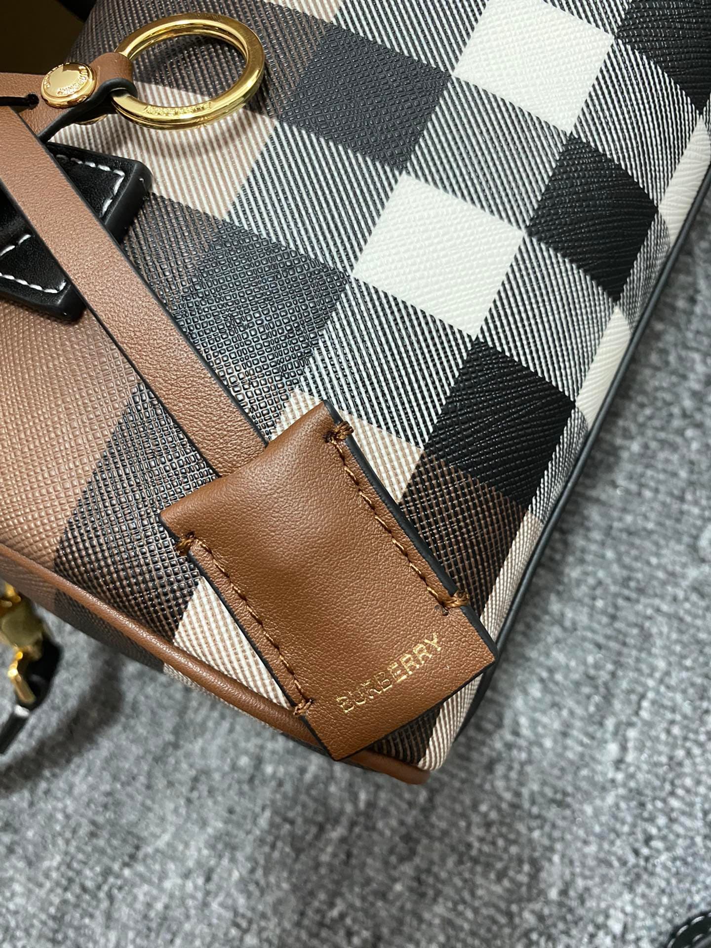 C72 💎💎280💎💎The latest Italian-made luggage from B’s brand features a check pattern material and ribbed leather. It has leather handles at the top, detachable and adjustable shoulder straps, zippers, as well as a leather-lined lock and a luggage tag. The l — image 3