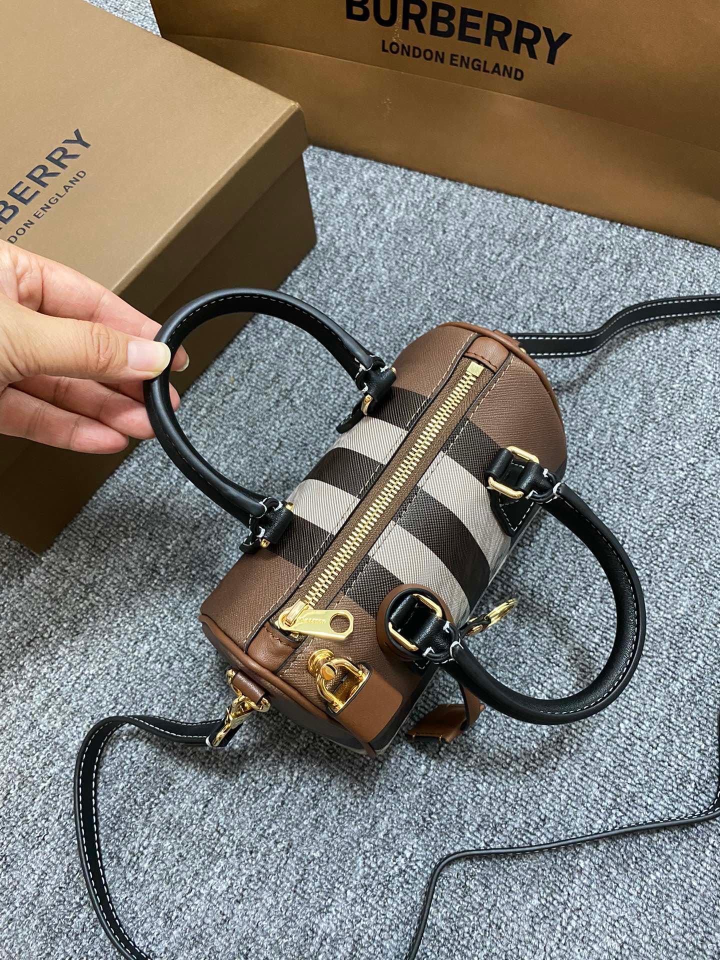 C72 💎💎280💎💎The latest Italian-made luggage from B’s brand features a check pattern material and ribbed leather. It has leather handles at the top, detachable and adjustable shoulder straps, zippers, as well as a leather-lined lock and a luggage tag. The l — image 4