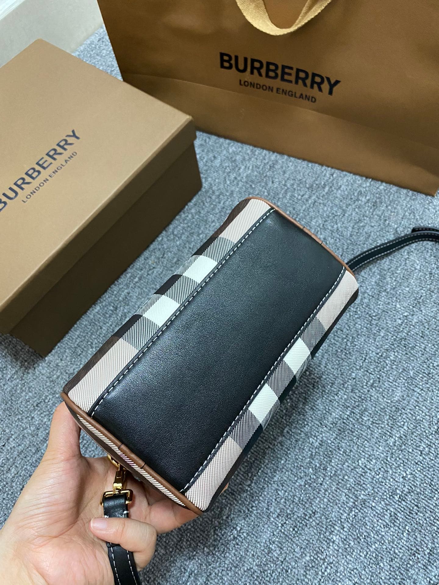 C72 💎💎280💎💎The latest Italian-made luggage from B’s brand features a check pattern material and ribbed leather. It has leather handles at the top, detachable and adjustable shoulder straps, zippers, as well as a leather-lined lock and a luggage tag. The l — image 8