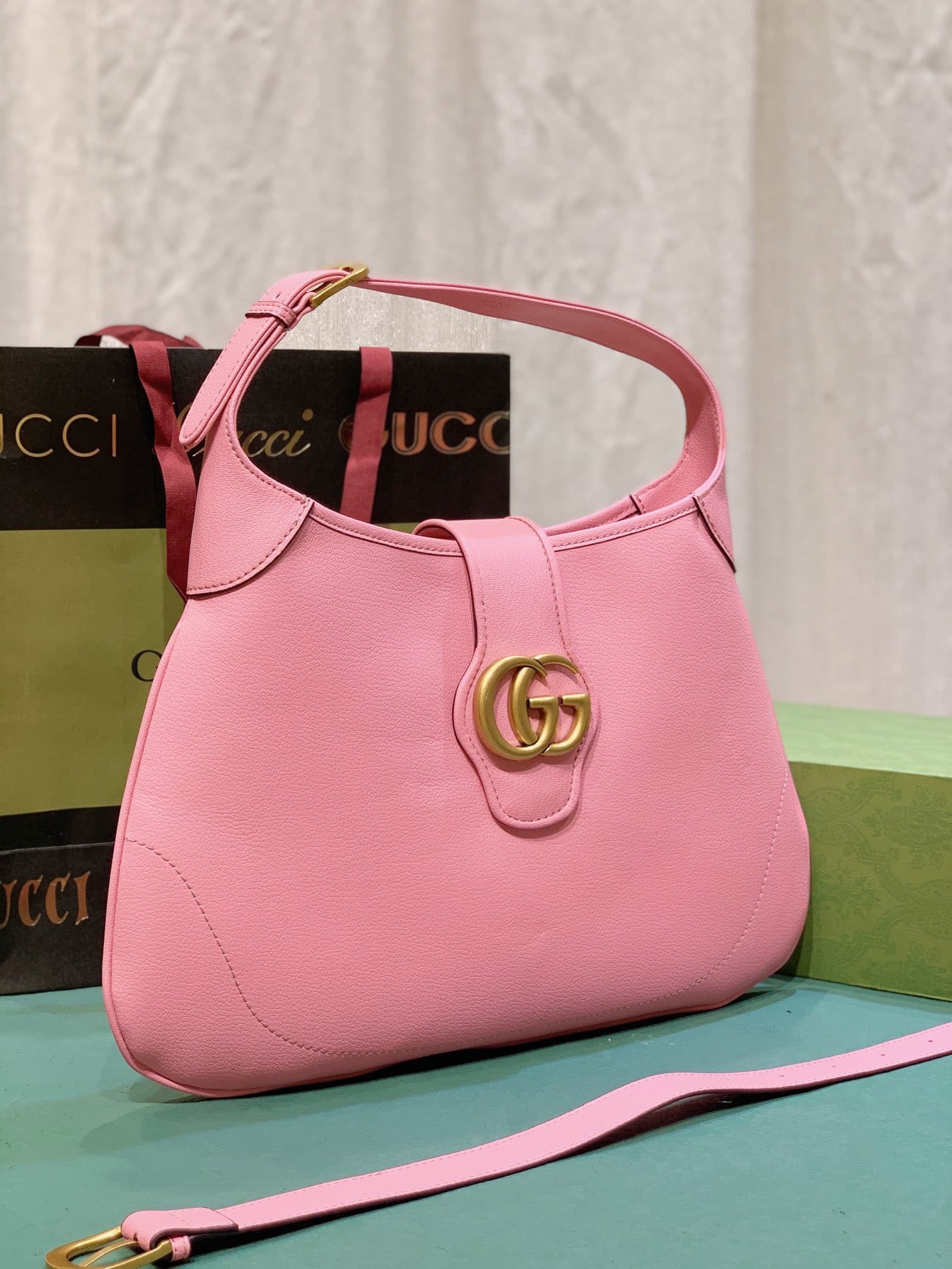C3996 GG 👉 The “Gu Cosmogonie” collection is presented at the historic Montecchio Castle in Italy. During the show, aesthetic elements from different times and locations complement each other, connecting the past with the present. This new crescent-shaped — image 3