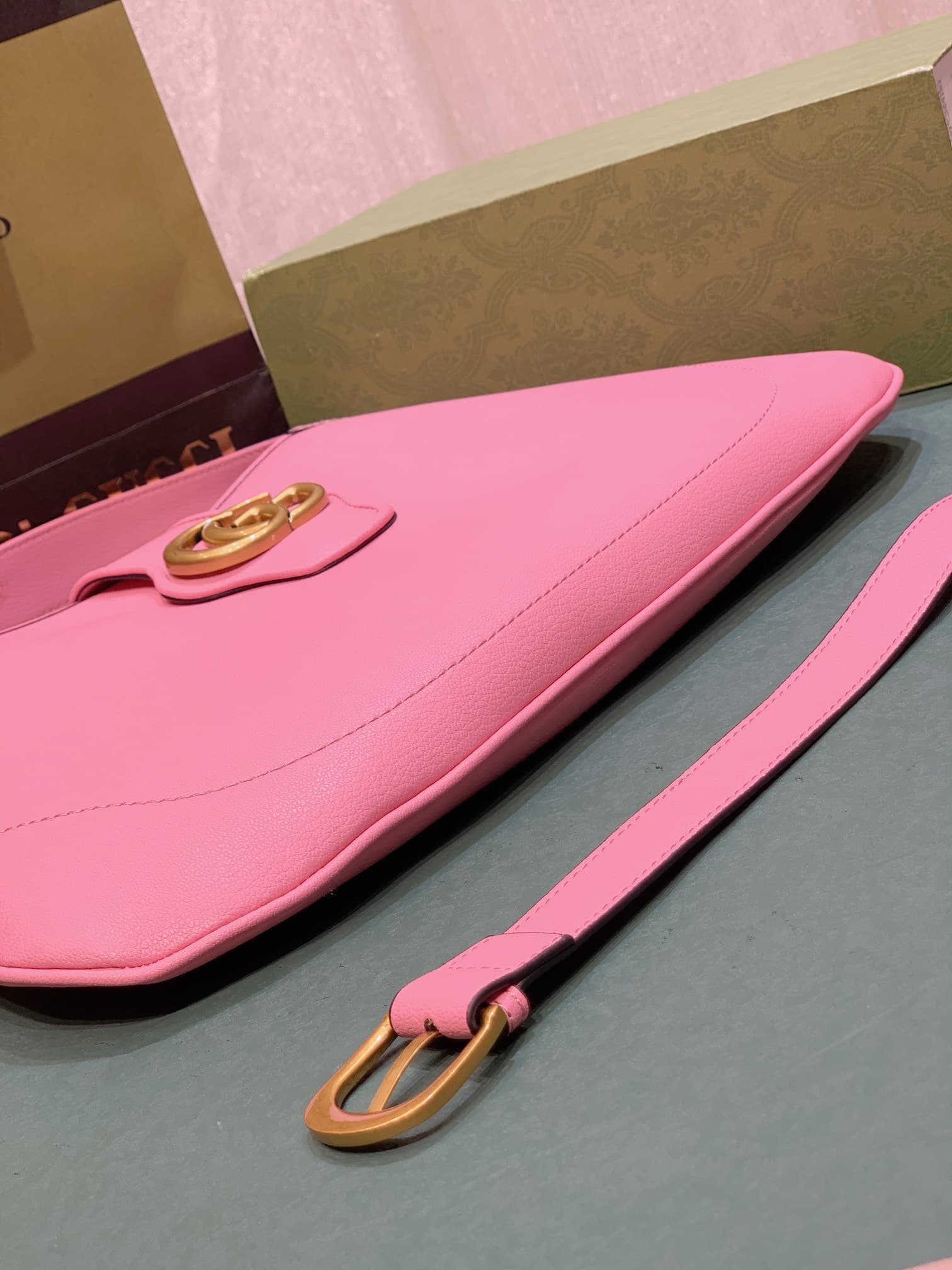 C3996 GG 👉 The “Gu Cosmogonie” collection is presented at the historic Montecchio Castle in Italy. During the show, aesthetic elements from different times and locations complement each other, connecting the past with the present. This new crescent-shaped — image 8