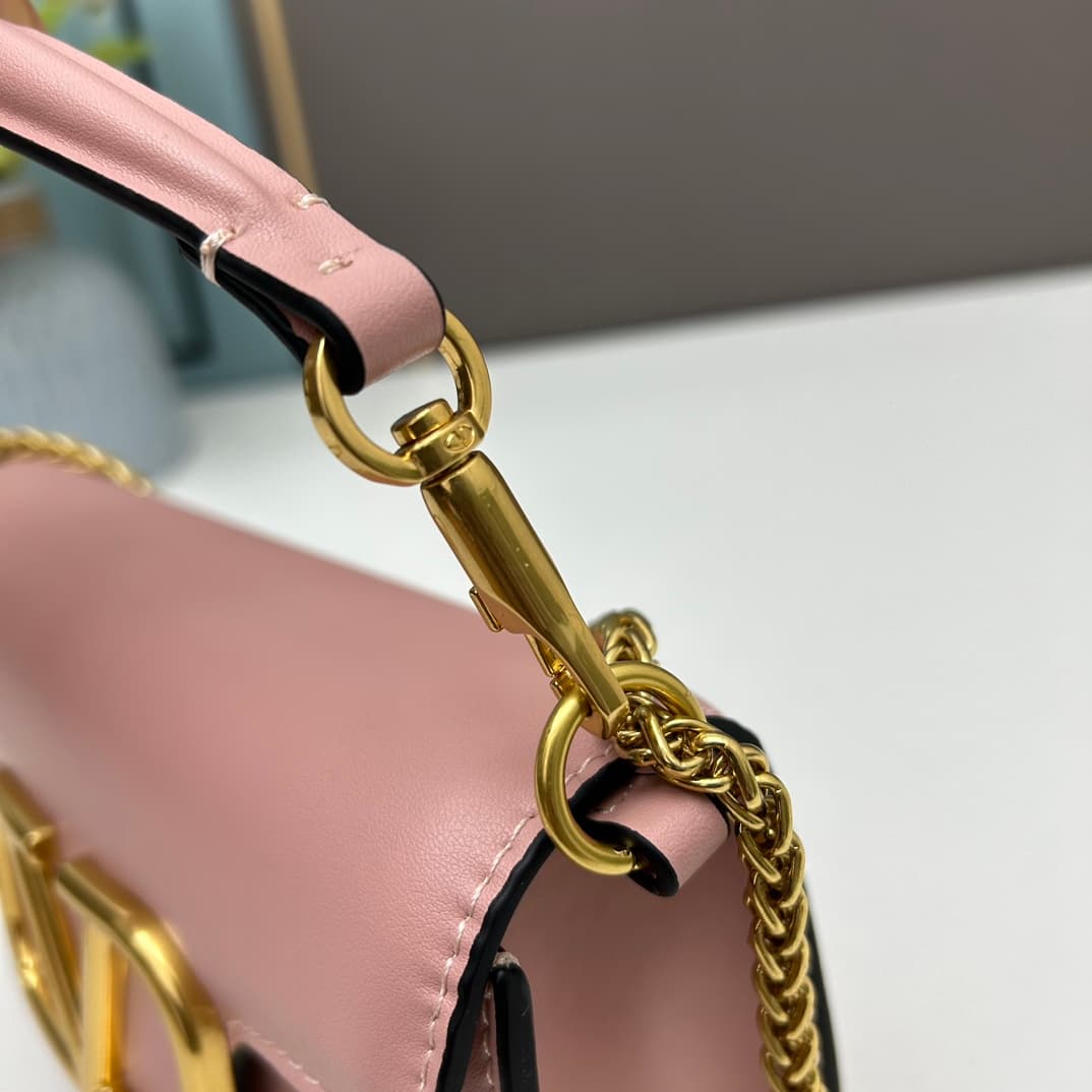 C8244 Small size [520 Selection] VALENTINO Women’s MINILOCO calfskin product. Composed of metal chains and fine leather, it features a unique double handle design. It can also be detached to transform into a handbag. With multiple styling options, it comb — image 6