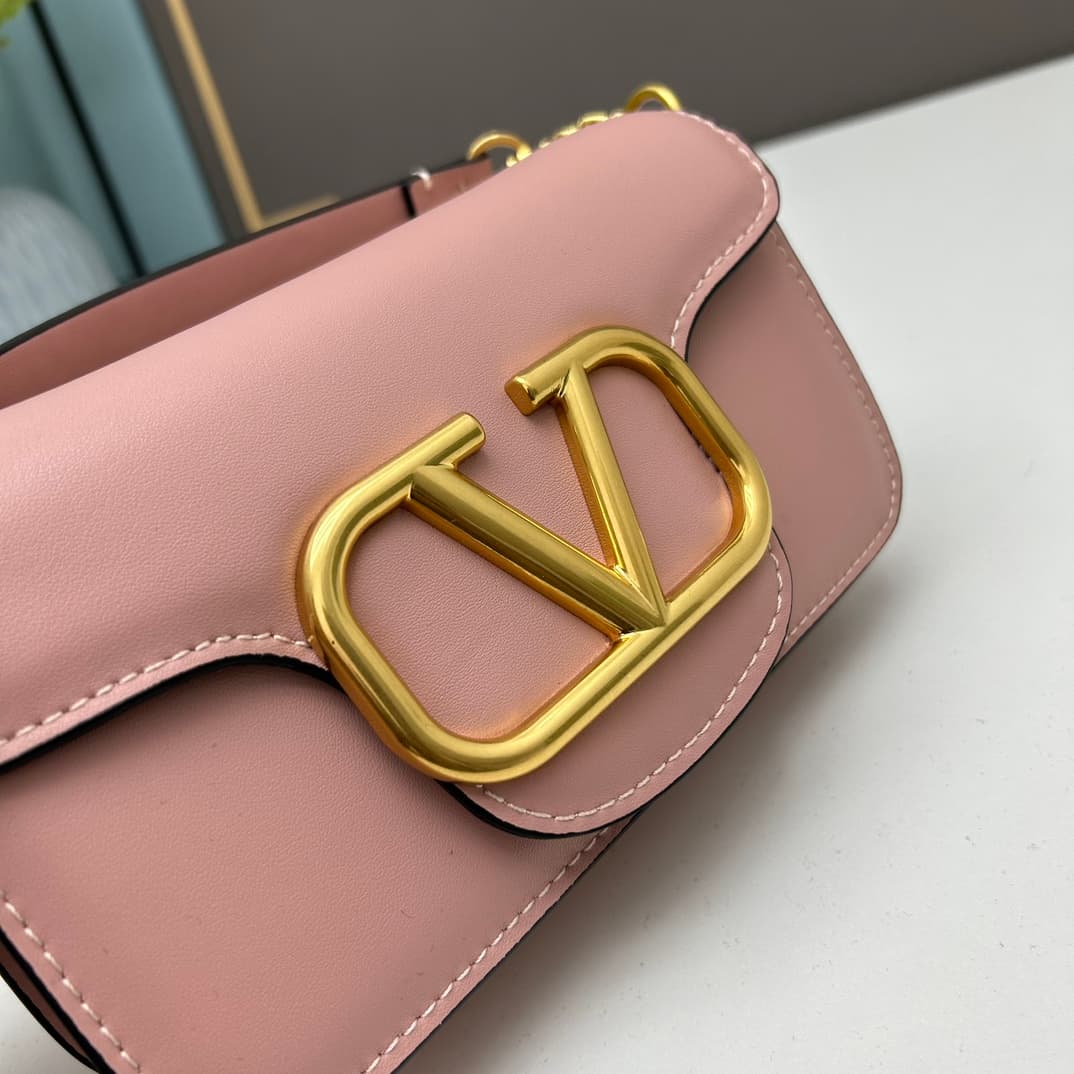 C8244 Small size [520 Selection] VALENTINO Women’s MINILOCO calfskin product. Composed of metal chains and fine leather, it features a unique double handle design. It can also be detached to transform into a handbag. With multiple styling options, it comb — image 4