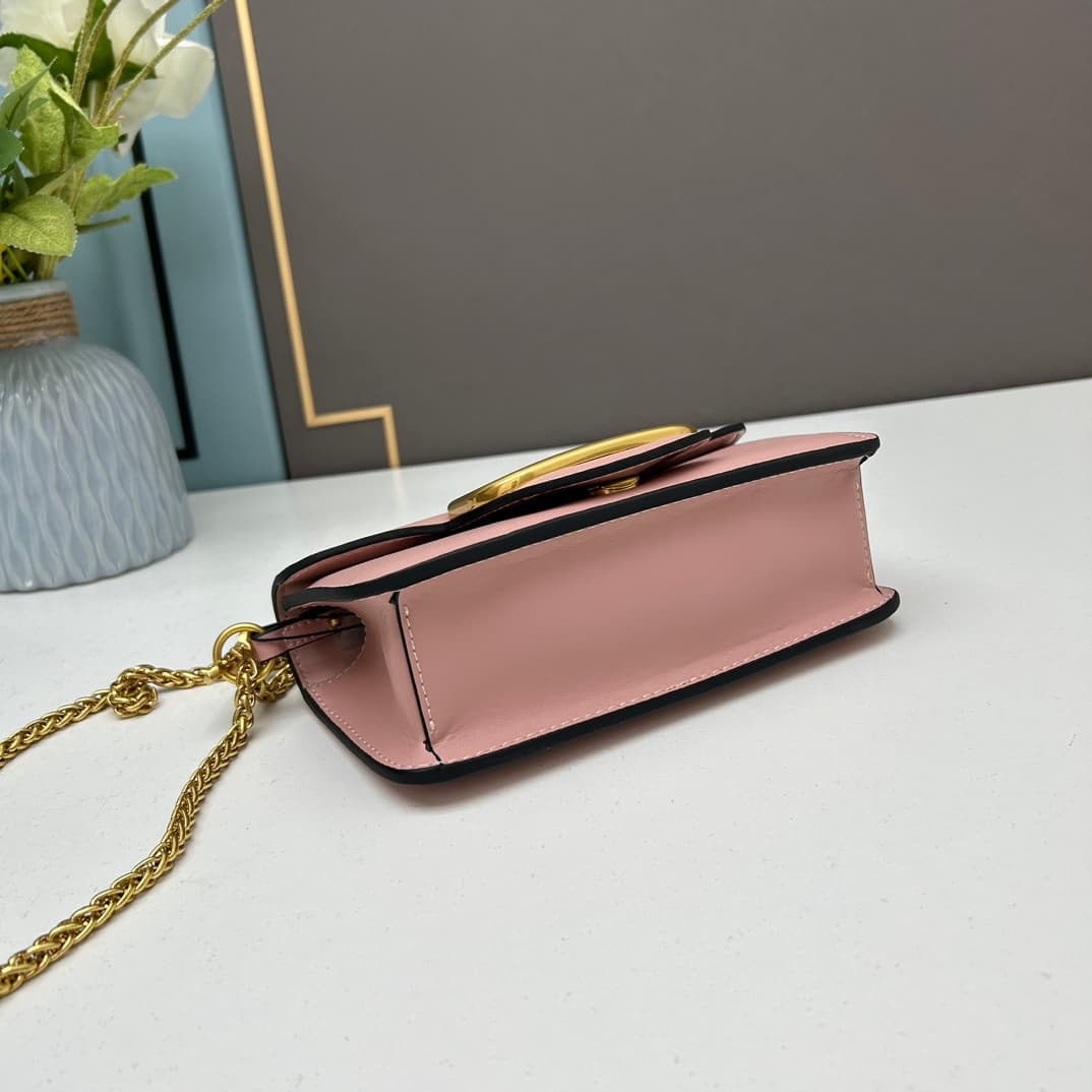 C8244 Small size [520 Selection] VALENTINO Women’s MINILOCO calfskin product. Composed of metal chains and fine leather, it features a unique double handle design. It can also be detached to transform into a handbag. With multiple styling options, it comb — image 5