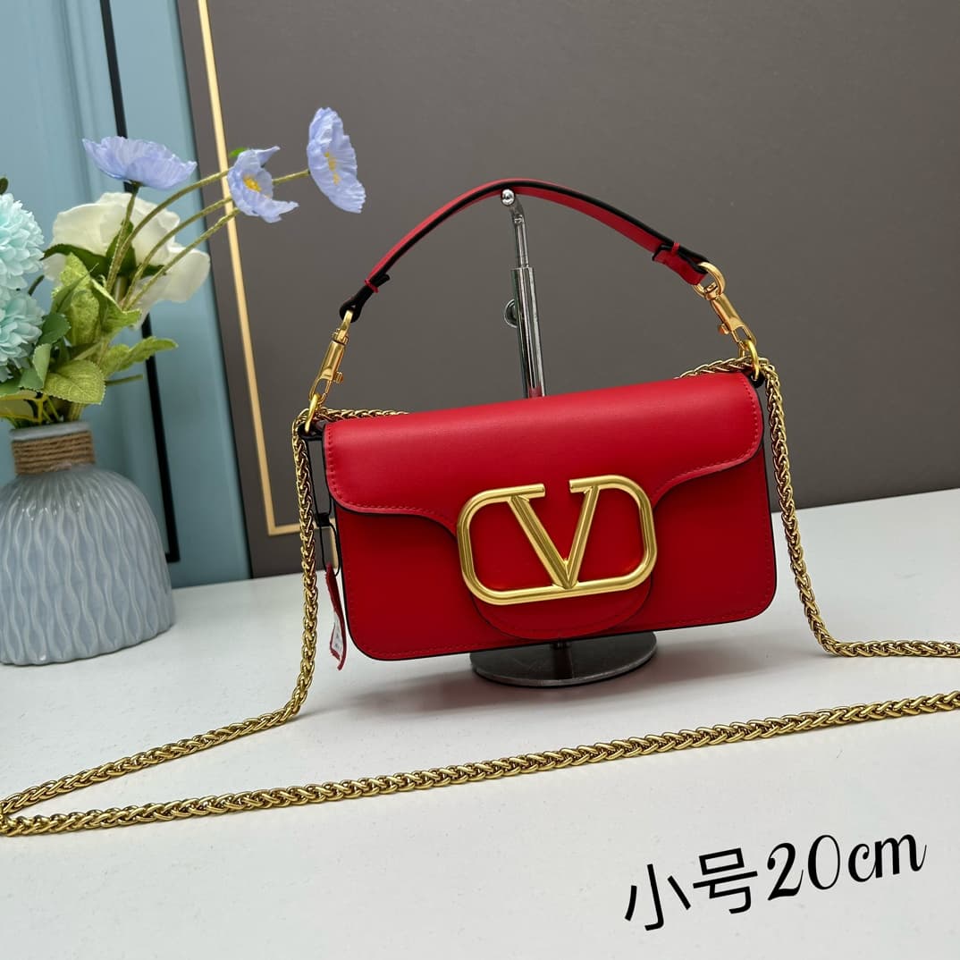 C8246 Small size [520 Selection] VALENTINO Huajia’s MINILOCO calfskin product. Composed of metal chains and fine leather, it features a unique double handle design. It can also be converted into a handbag by removing the handle. With multiple styling opti — image 1