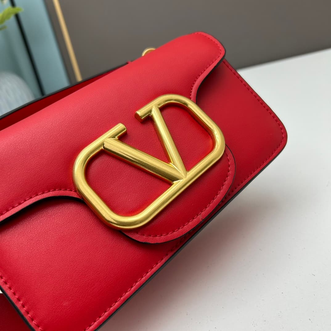 C8246 Small size [520 Selection] VALENTINO Huajia’s MINILOCO calfskin product. Composed of metal chains and fine leather, it features a unique double handle design. It can also be converted into a handbag by removing the handle. With multiple styling opti — image 4