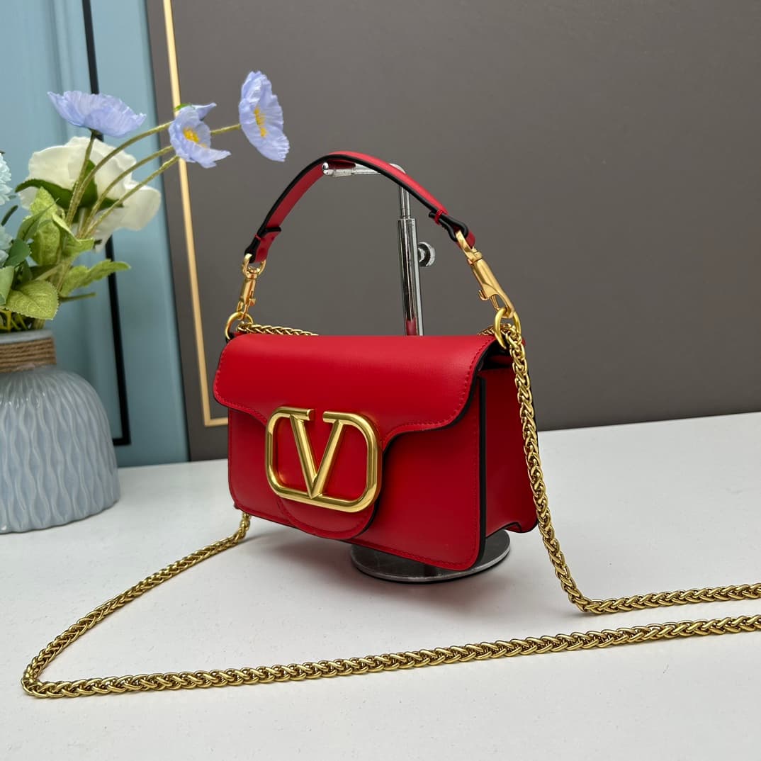 C8246 Small size [520 Selection] VALENTINO Huajia’s MINILOCO calfskin product. Composed of metal chains and fine leather, it features a unique double handle design. It can also be converted into a handbag by removing the handle. With multiple styling opti — image 2