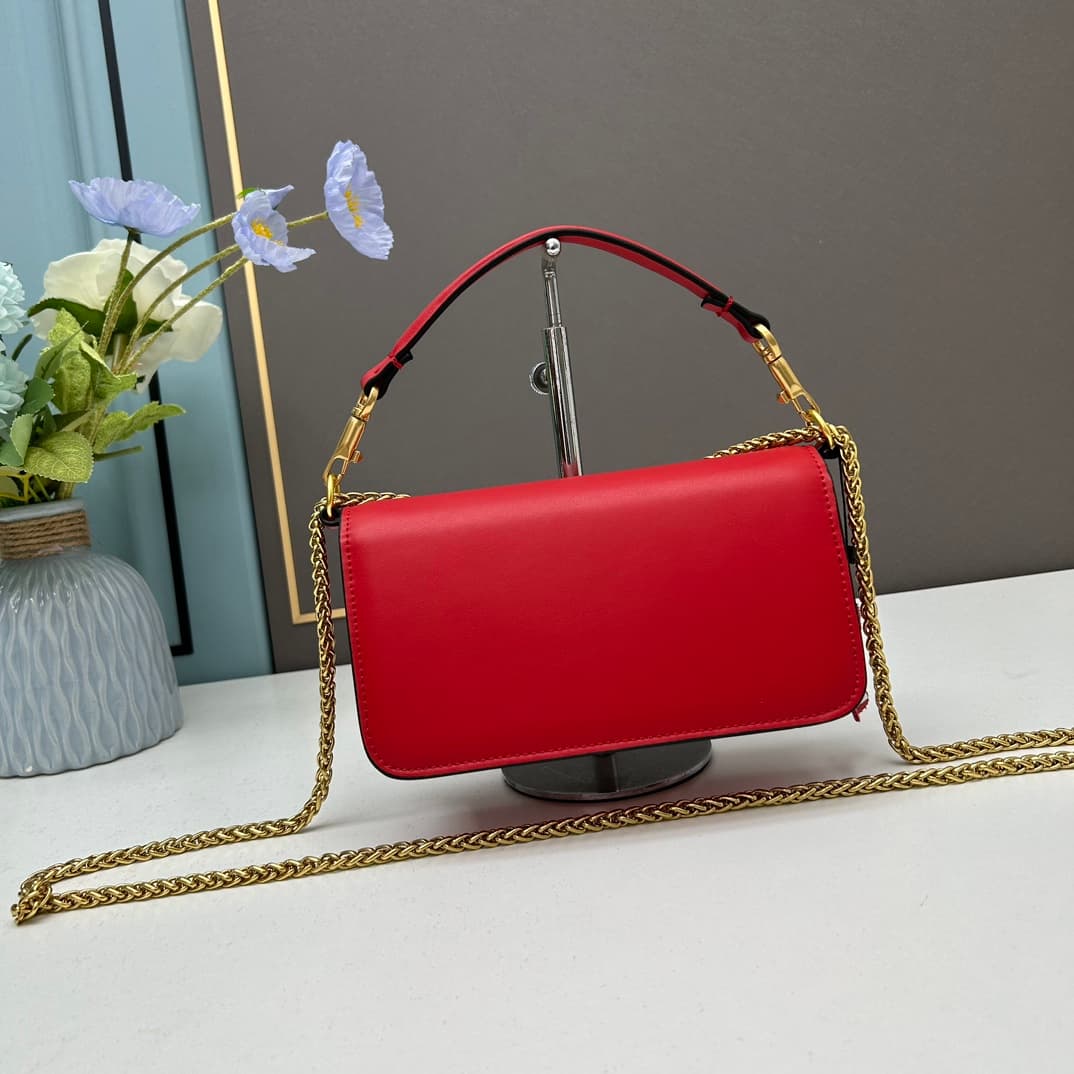 C8246 Small size [520 Selection] VALENTINO Huajia’s MINILOCO calfskin product. Composed of metal chains and fine leather, it features a unique double handle design. It can also be converted into a handbag by removing the handle. With multiple styling opti — image 3