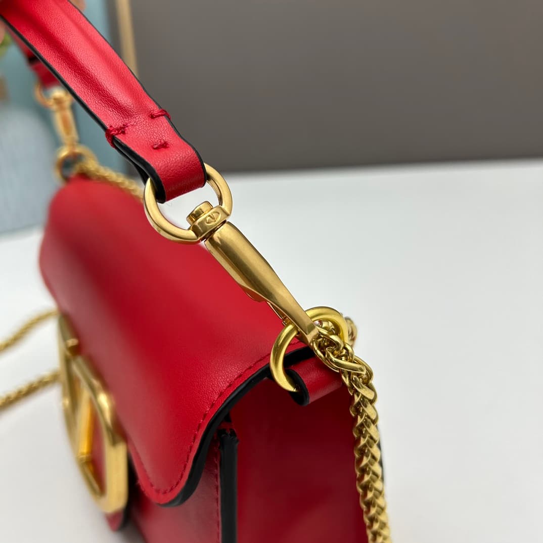 C8246 Small size [520 Selection] VALENTINO Huajia’s MINILOCO calfskin product. Composed of metal chains and fine leather, it features a unique double handle design. It can also be converted into a handbag by removing the handle. With multiple styling opti — image 6