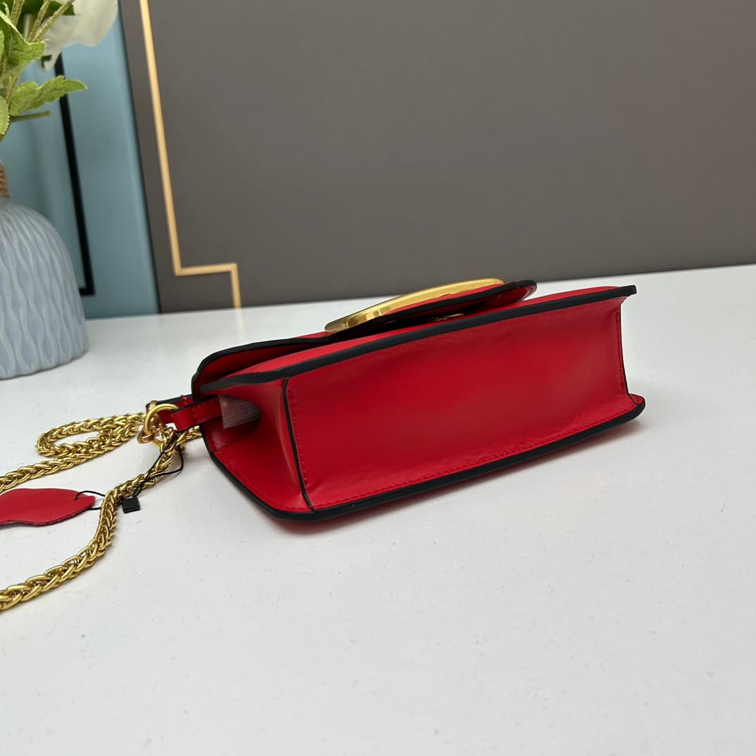 C8246 Small size [520 Selection] VALENTINO Huajia’s MINILOCO calfskin product. Composed of metal chains and fine leather, it features a unique double handle design. It can also be converted into a handbag by removing the handle. With multiple styling opti — image 5