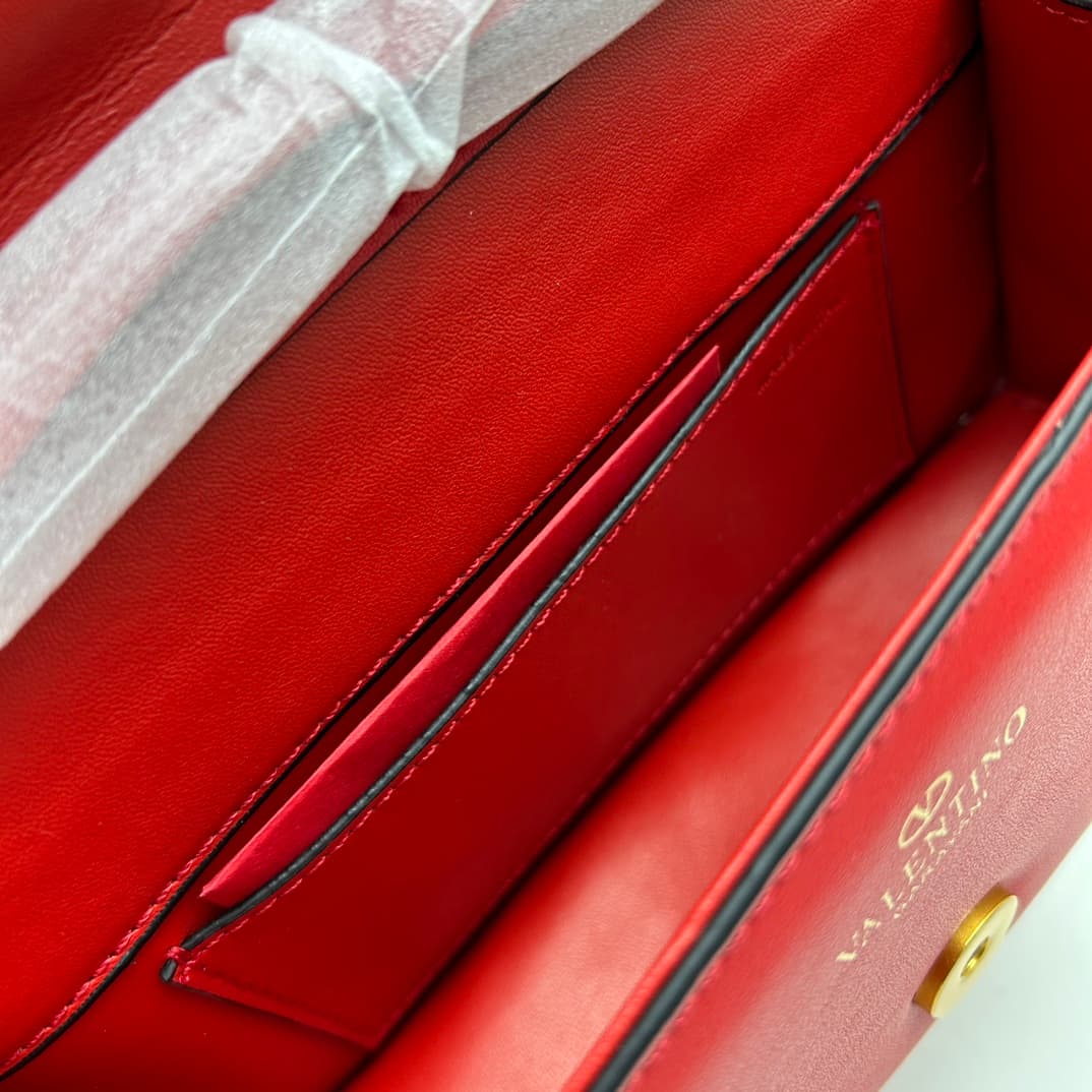 C8246 Small size [520 Selection] VALENTINO Huajia’s MINILOCO calfskin product. Composed of metal chains and fine leather, it features a unique double handle design. It can also be converted into a handbag by removing the handle. With multiple styling opti — image 8