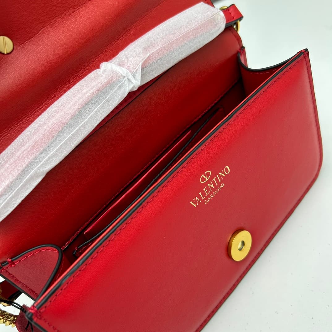 C8246 Small size [520 Selection] VALENTINO Huajia’s MINILOCO calfskin product. Composed of metal chains and fine leather, it features a unique double handle design. It can also be converted into a handbag by removing the handle. With multiple styling opti — image 7
