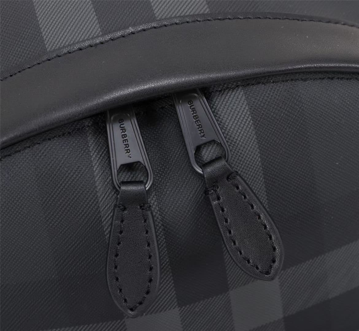 C5 💎💎360💎💎🔥🔥 Burberry New Men's Backpack, Reimagined Checked Electronic Canvas Backpack – an eco-friendly canvas made primarily from renewable resources. Compared to traditional coated fabrics, this renewable material requires less water and produces fewe — image 8