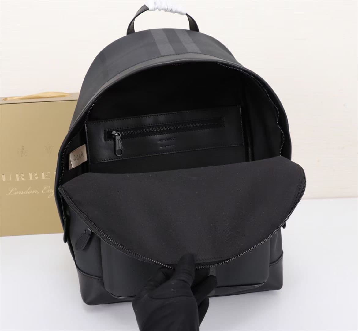 C5 💎💎360💎💎🔥🔥 Burberry New Men's Backpack, Reimagined Checked Electronic Canvas Backpack – an eco-friendly canvas made primarily from renewable resources. Compared to traditional coated fabrics, this renewable material requires less water and produces fewe — image 7