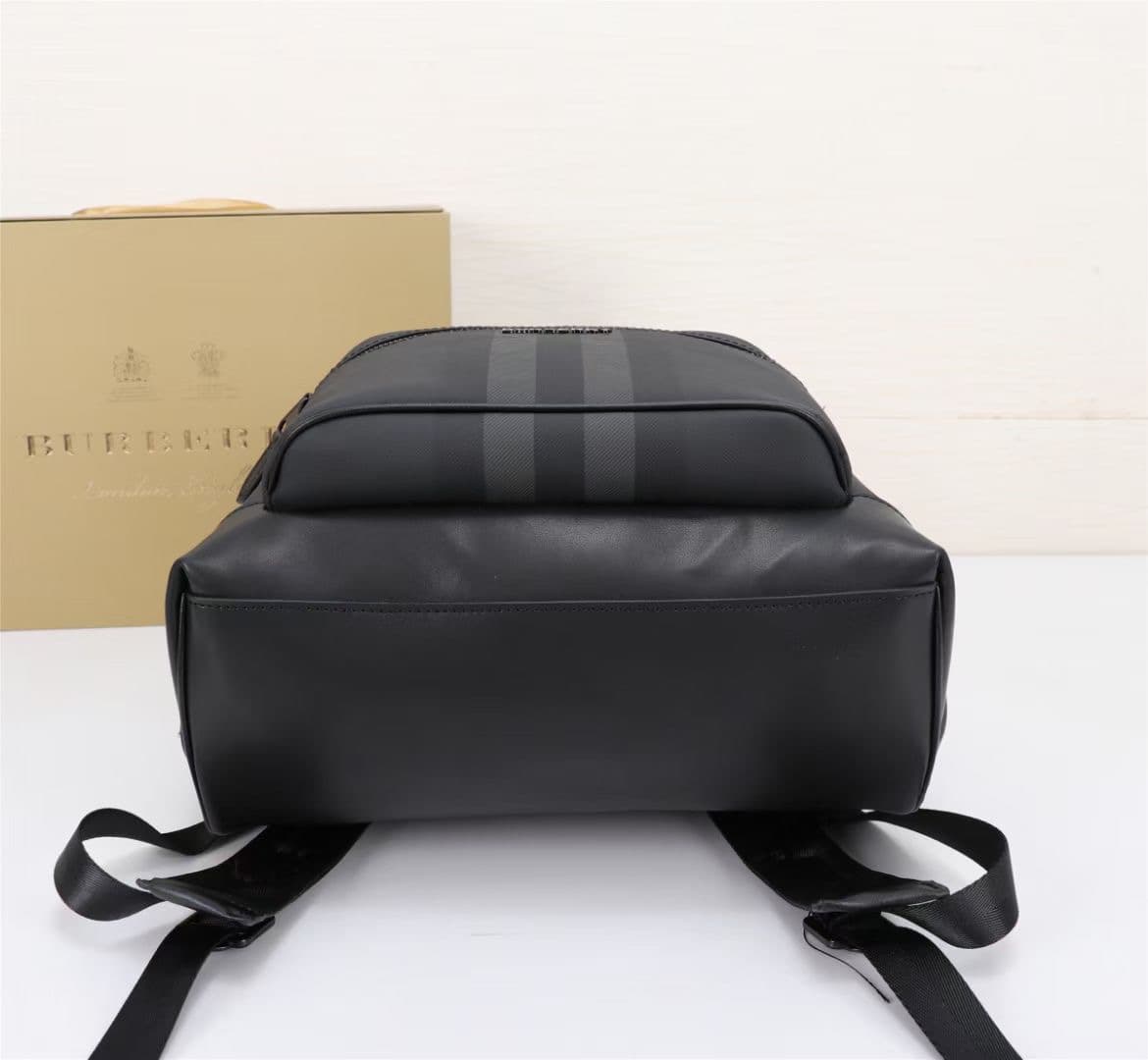 C5 💎💎360💎💎🔥🔥 Burberry New Men's Backpack, Reimagined Checked Electronic Canvas Backpack – an eco-friendly canvas made primarily from renewable resources. Compared to traditional coated fabrics, this renewable material requires less water and produces fewe — image 4