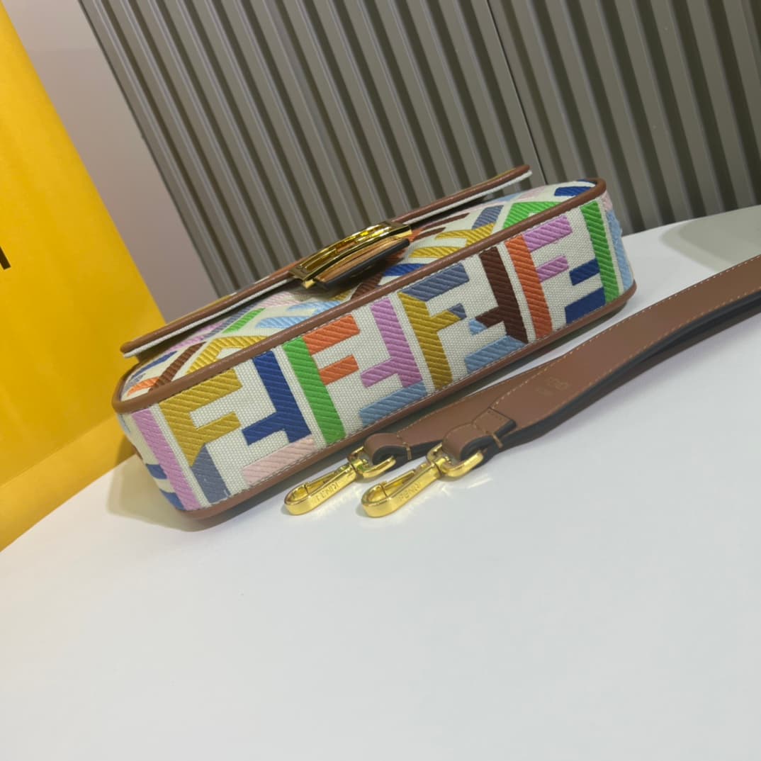 C2939 Ready-to-use bag made of top-quality leather, in its original 2022 style: it has a very summery look; colorful rainbow🌈F embroidery. This Fendi Baguette pattern bag is definitely a trendy item for this summer! It looks great when worn; it’s also hig — image 4