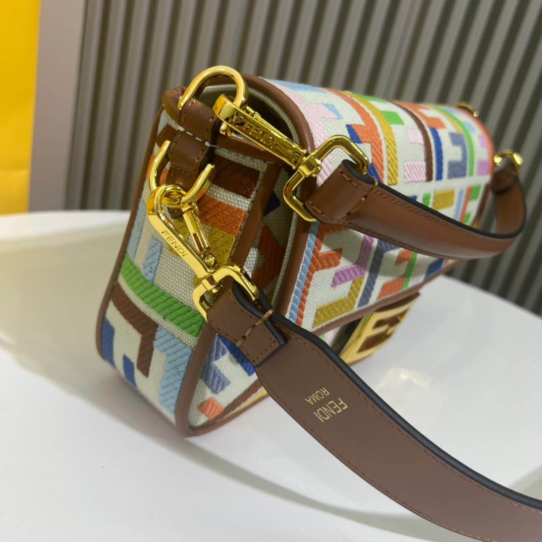 C2939 Ready-to-use bag made of top-quality leather, in its original 2022 style: it has a very summery look; colorful rainbow🌈F embroidery. This Fendi Baguette pattern bag is definitely a trendy item for this summer! It looks great when worn; it’s also hig — image 6