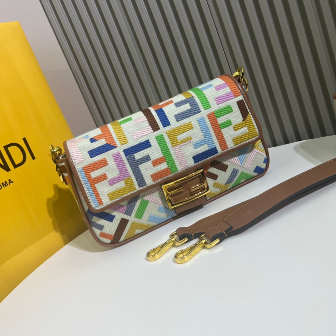 C2939 Ready-to-use bag made of top-quality leather, in its original 2022 style: it has a very summery look; colorful rainbow🌈F embroidery. This Fendi Baguette pattern bag is definitely a trendy item for this summer! It looks great when worn; it’s also hig — image 2