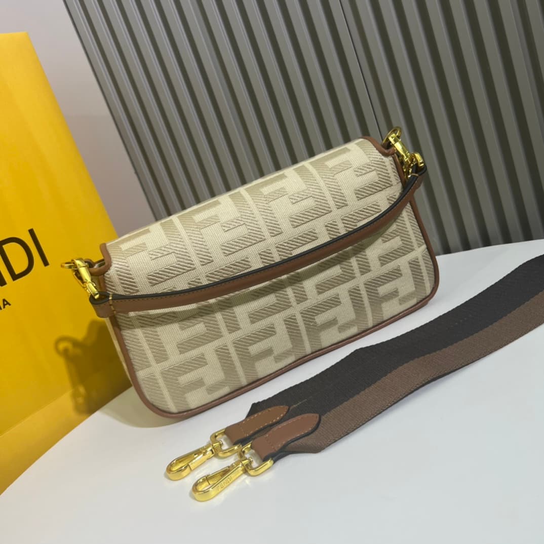 C2936 Ready-to-use bag made of top-quality leather, in its original 2022 style: it has a very summery look; colorful rainbow🌈F embroidery. This Fendi Baguette pattern bag is definitely a trendy item for this summer! It looks great when worn; it’s also hig — image 3