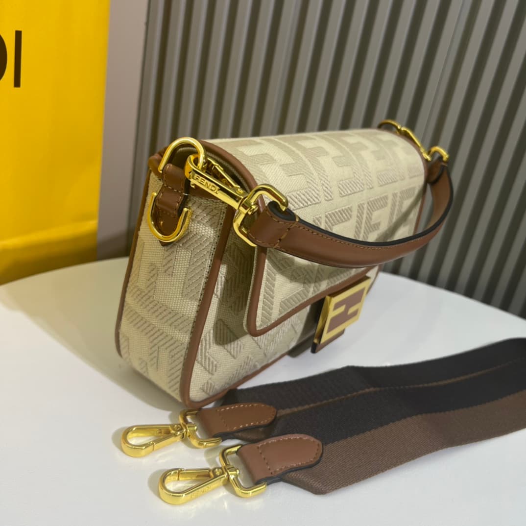C2936 Ready-to-use bag made of top-quality leather, in its original 2022 style: it has a very summery look; colorful rainbow🌈F embroidery. This Fendi Baguette pattern bag is definitely a trendy item for this summer! It looks great when worn; it’s also hig — image 5