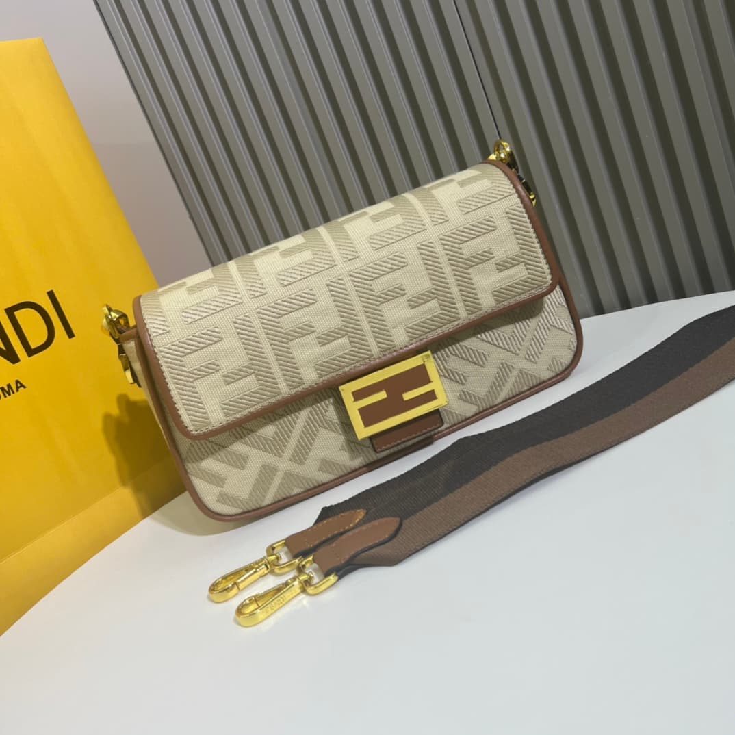 C2936 Ready-to-use bag made of top-quality leather, in its original 2022 style: it has a very summery look; colorful rainbow🌈F embroidery. This Fendi Baguette pattern bag is definitely a trendy item for this summer! It looks great when worn; it’s also hig — image 2