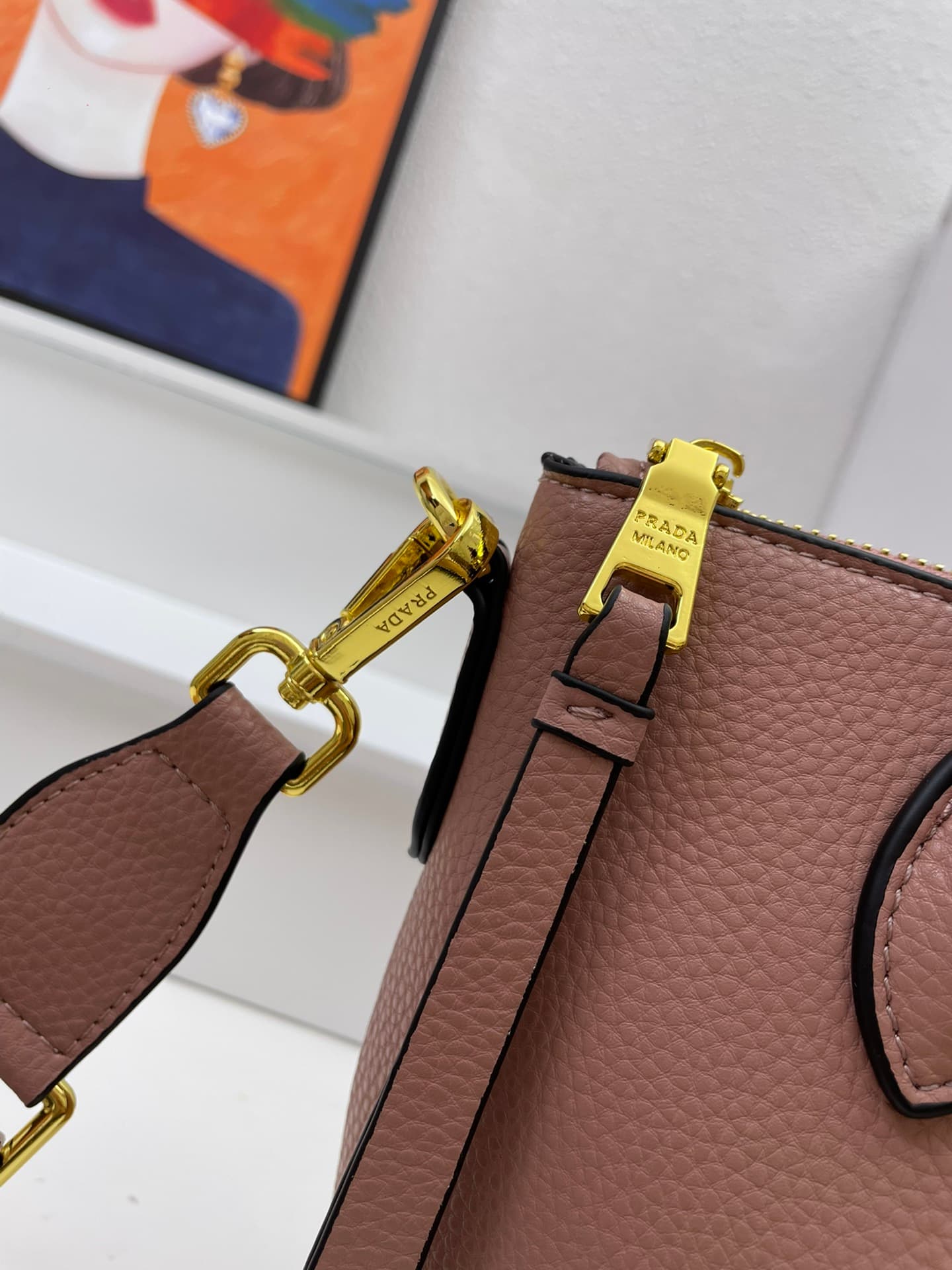 C7024 🔥 High-quality products from the official store – designed by the manufacturer itself 🔥🌹🎉 New shoulder strap design 🎉 The classic style is back 🌹 This shoulder strap is made of imported deer skin leather, and it features two adjustable long straps t — image 5