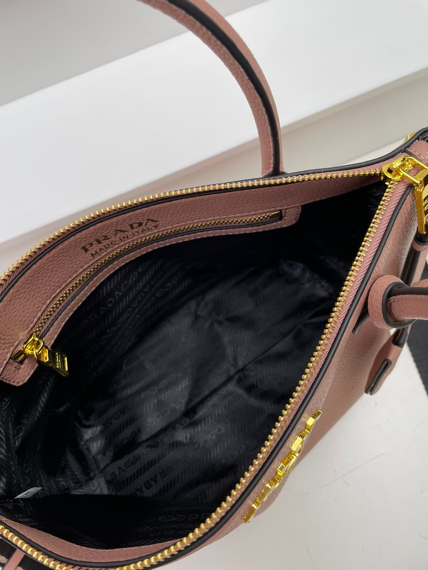 C7024 🔥 High-quality products from the official store – designed by the manufacturer itself 🔥🌹🎉 New shoulder strap design 🎉 The classic style is back 🌹 This shoulder strap is made of imported deer skin leather, and it features two adjustable long straps t — image 8