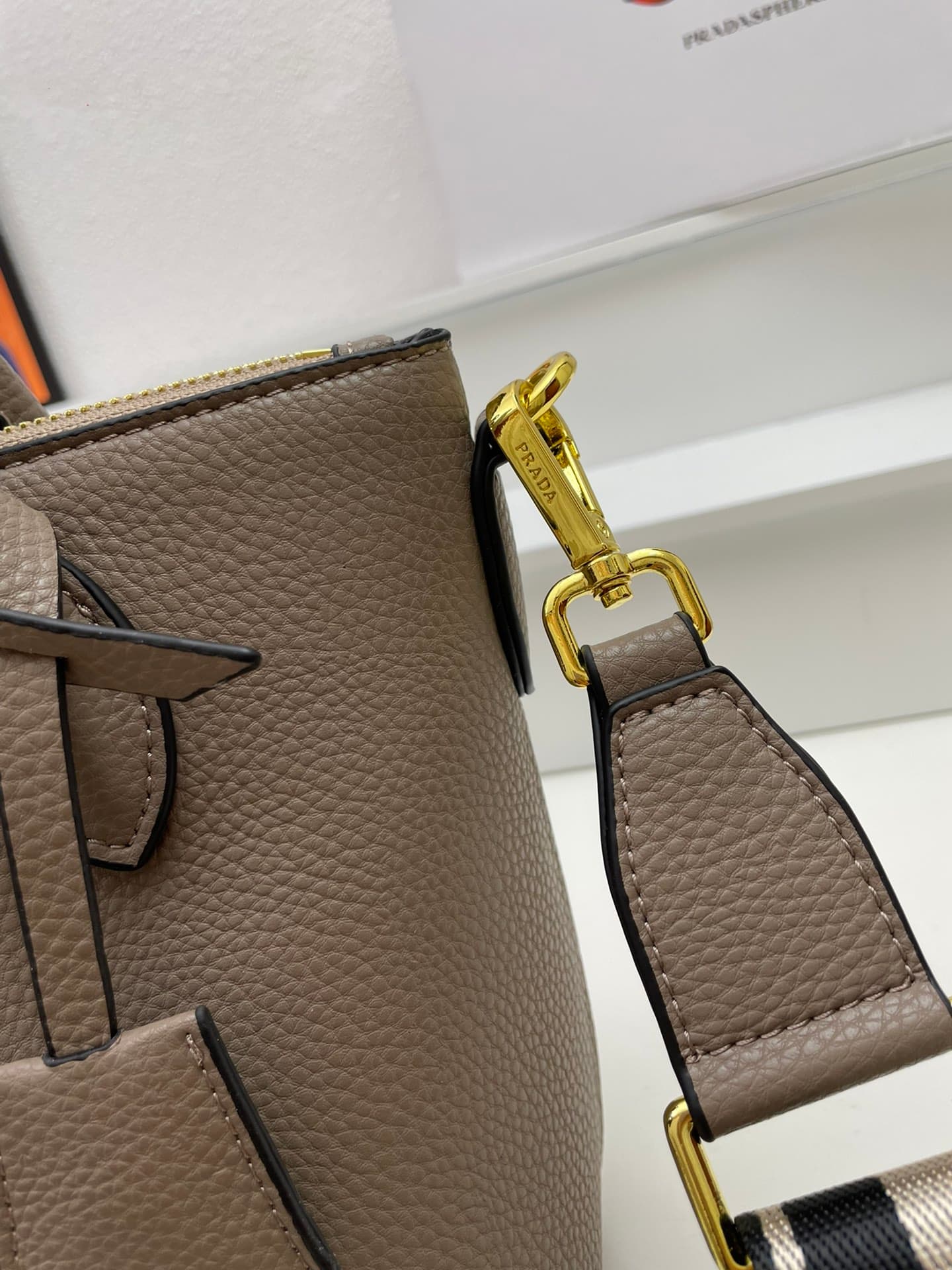 C7023 🔥 High-quality products from the official store – factory-made models🔥🌹🎉 New shoulder strap design🎉 Classic style is back🌹 This shoulder strap is made of imported deer skin texture leather, and it features two adjustable long straps that can be swap — image 6