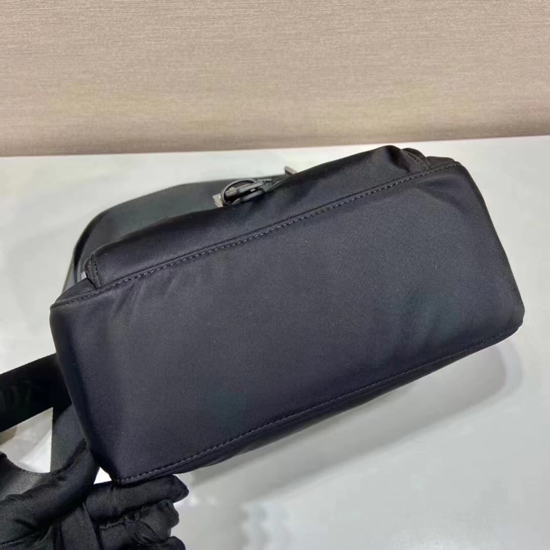 C6962 Batch 🆕🆕 Popular 1BD994 model with small pockets. It’s original product 🤙🤙. Made of imported nylon material and Saffiano leather trim. Adjustable fabric shoulder strap, stainless steel accessories, triangular enamel logo plate, zipper and buckle clo — image 5
