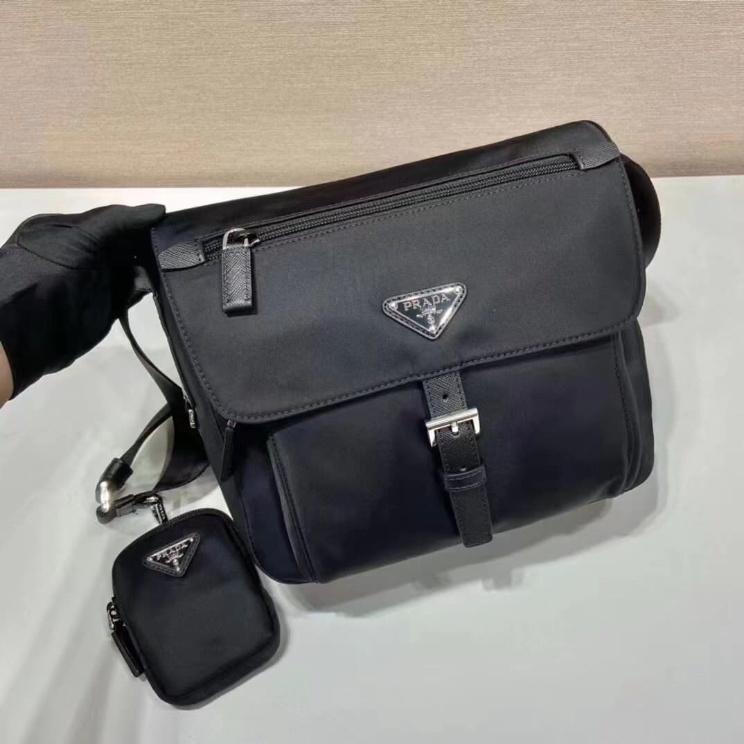 C6962 Batch 🆕🆕 Popular 1BD994 model with small pockets. It’s original product 🤙🤙. Made of imported nylon material and Saffiano leather trim. Adjustable fabric shoulder strap, stainless steel accessories, triangular enamel logo plate, zipper and buckle clo — image 2