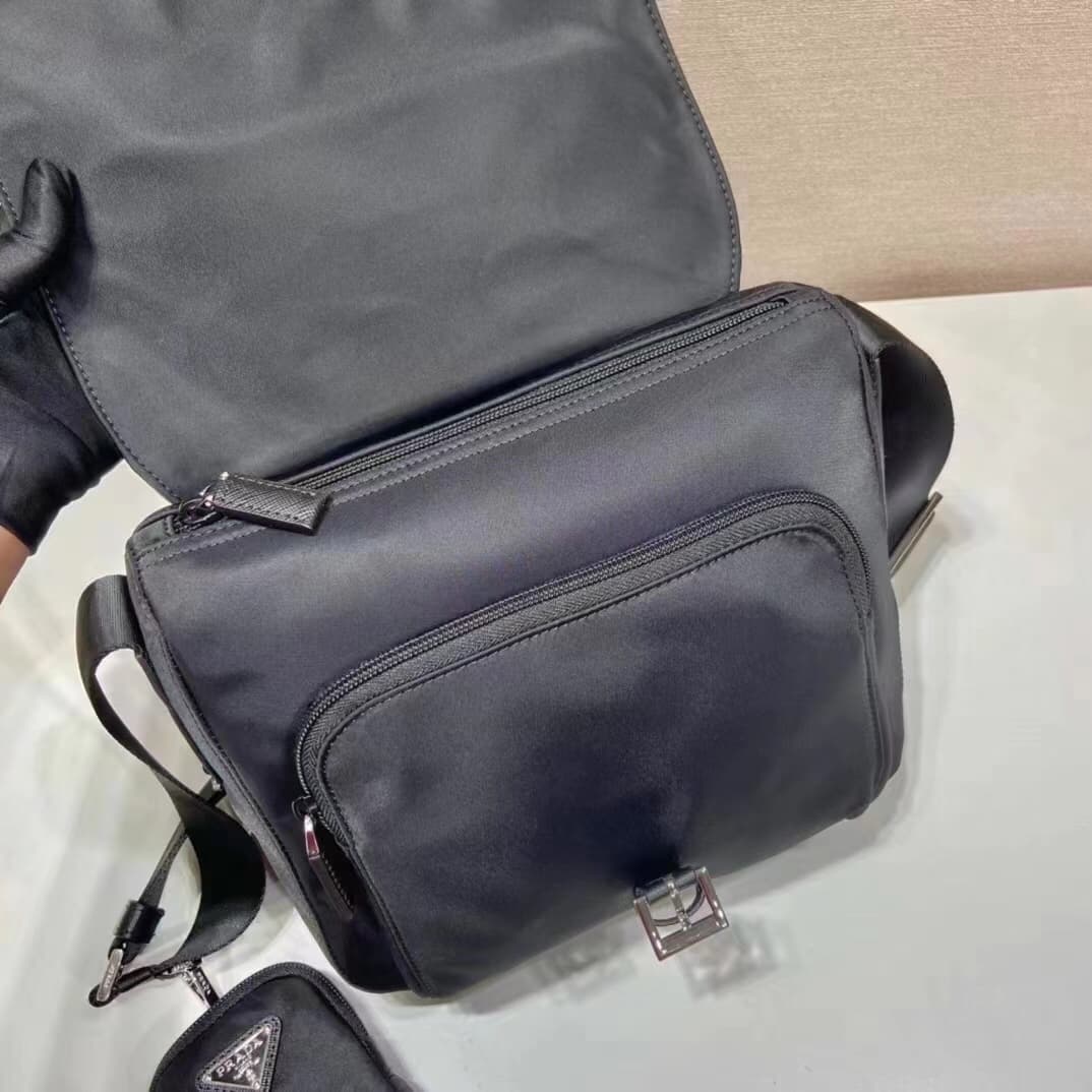 C6962 Batch 🆕🆕 Popular 1BD994 model with small pockets. It’s original product 🤙🤙. Made of imported nylon material and Saffiano leather trim. Adjustable fabric shoulder strap, stainless steel accessories, triangular enamel logo plate, zipper and buckle clo — image 3