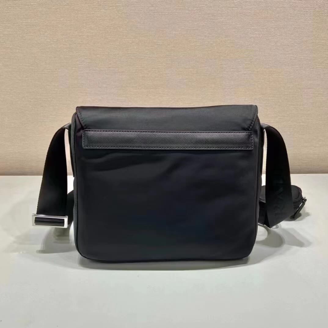 C6962 Batch 🆕🆕 Popular 1BD994 model with small pockets. It’s original product 🤙🤙. Made of imported nylon material and Saffiano leather trim. Adjustable fabric shoulder strap, stainless steel accessories, triangular enamel logo plate, zipper and buckle clo — image 4