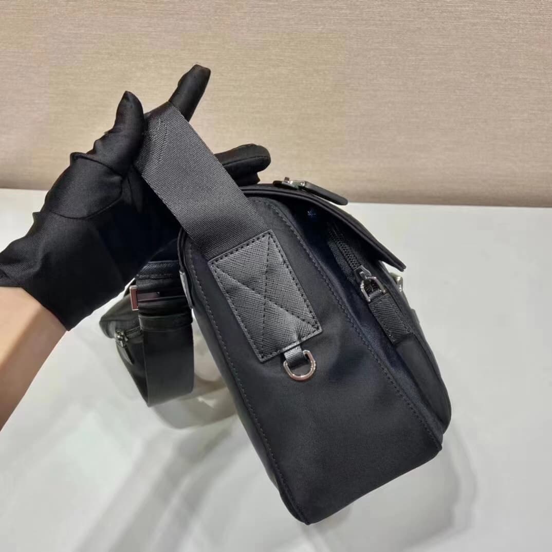 C6962 Batch 🆕🆕 Popular 1BD994 model with small pockets. It’s original product 🤙🤙. Made of imported nylon material and Saffiano leather trim. Adjustable fabric shoulder strap, stainless steel accessories, triangular enamel logo plate, zipper and buckle clo — image 6