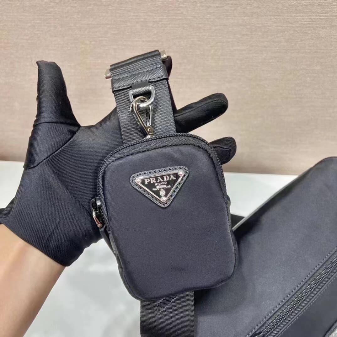 C6962 Batch 🆕🆕 Popular 1BD994 model with small pockets. It’s original product 🤙🤙. Made of imported nylon material and Saffiano leather trim. Adjustable fabric shoulder strap, stainless steel accessories, triangular enamel logo plate, zipper and buckle clo — image 7