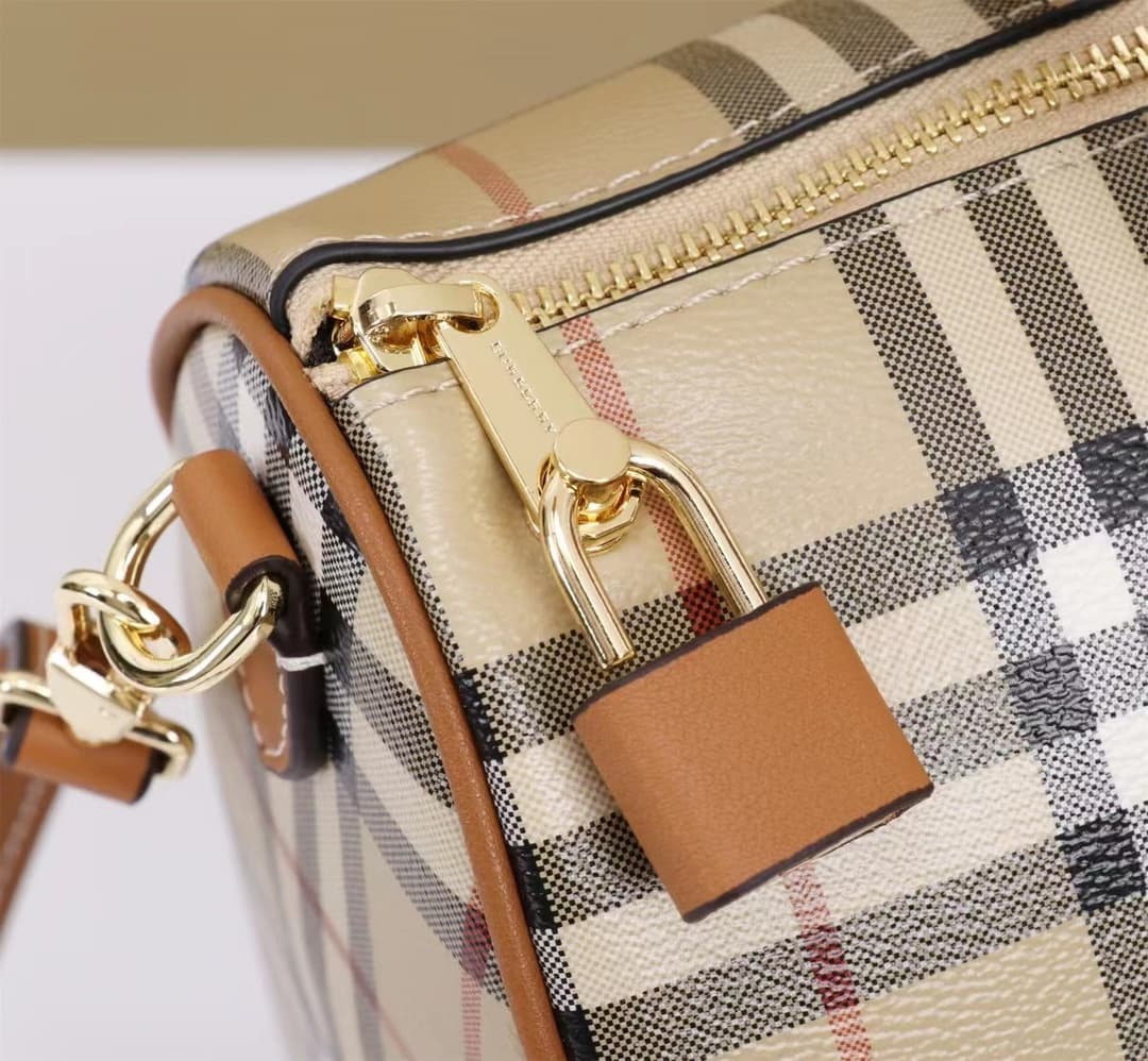 C71 🔥🔥The latest Italian-made bowling bag from B brand is crafted from plaid material and ribbed leather. It features a leather handle at the top, detachable and adjustable shoulder straps, zippers for opening and closing, as well as a leather-lined lock  — image 5