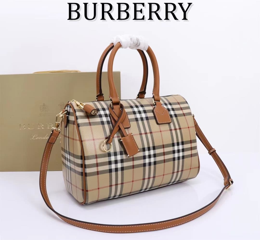 C71 🔥🔥The latest Italian-made bowling bag from B brand is crafted from plaid material and ribbed leather. It features a leather handle at the top, detachable and adjustable shoulder straps, zippers for opening and closing, as well as a leather-lined lock  — image 2