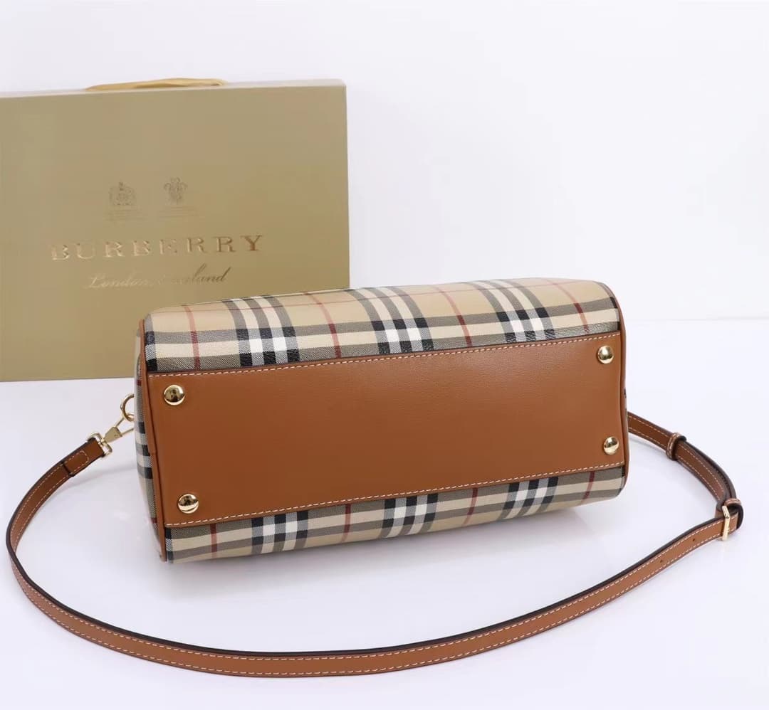 C71 🔥🔥The latest Italian-made bowling bag from B brand is crafted from plaid material and ribbed leather. It features a leather handle at the top, detachable and adjustable shoulder straps, zippers for opening and closing, as well as a leather-lined lock  — image 3