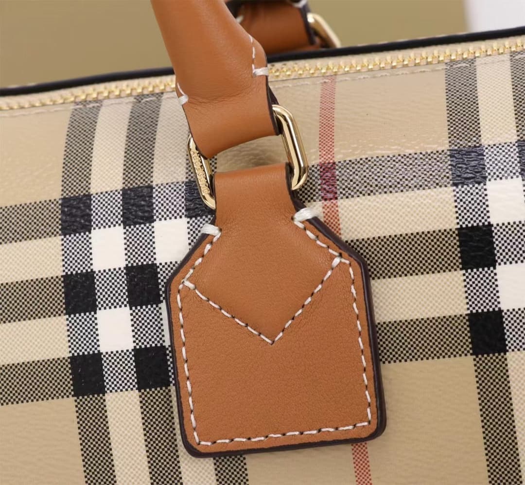 C71 🔥🔥The latest Italian-made bowling bag from B brand is crafted from plaid material and ribbed leather. It features a leather handle at the top, detachable and adjustable shoulder straps, zippers for opening and closing, as well as a leather-lined lock  — image 6