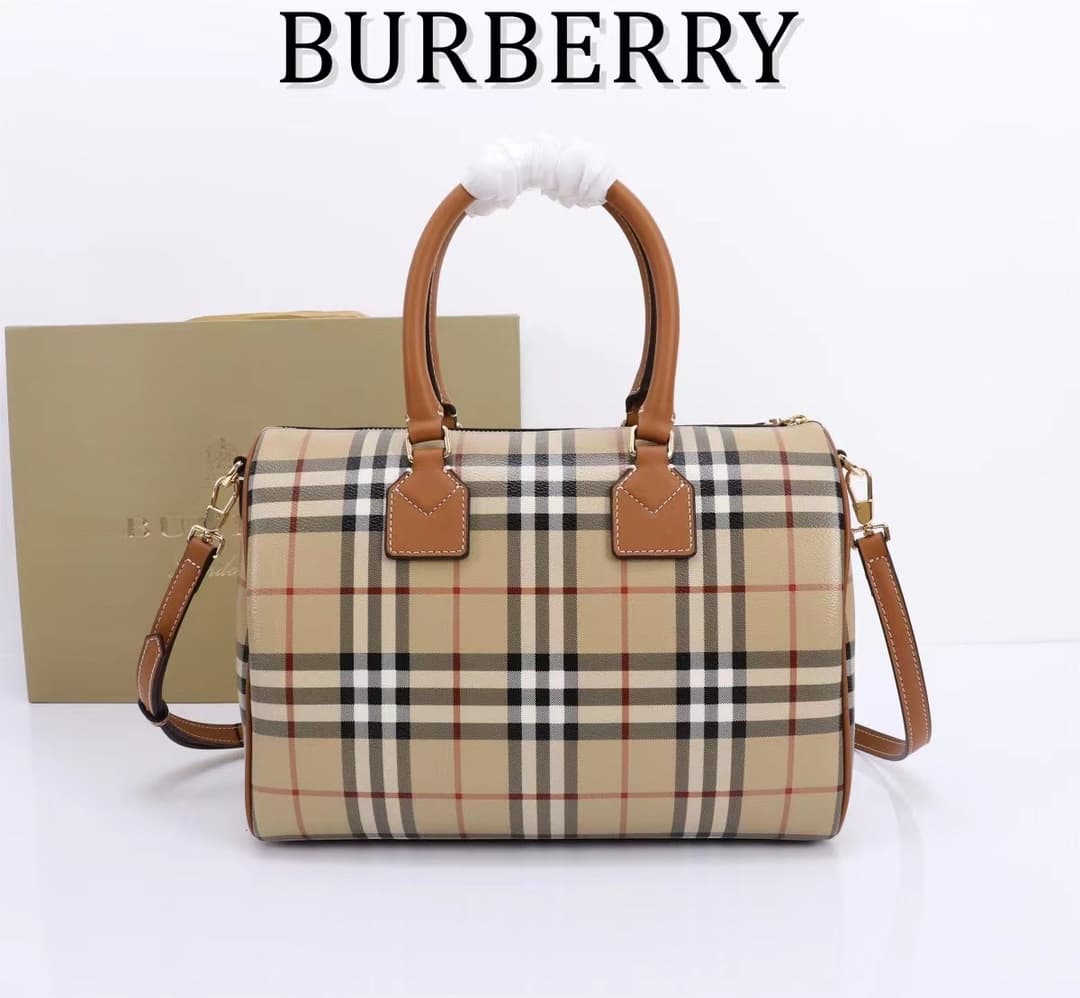 C71 🔥🔥The latest Italian-made bowling bag from B brand is crafted from plaid material and ribbed leather. It features a leather handle at the top, detachable and adjustable shoulder straps, zippers for opening and closing, as well as a leather-lined lock  — image 4