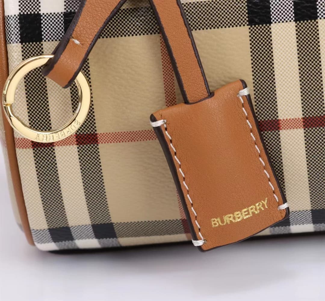 C73 🔥🔥The latest Italian-made bowling bag from B brand features a checked pattern and leather with contrasting stitching. It has a leather handle at the top, detachable and adjustable shoulder straps, [color] zipper opening, along with a leather-lined loc — image 4
